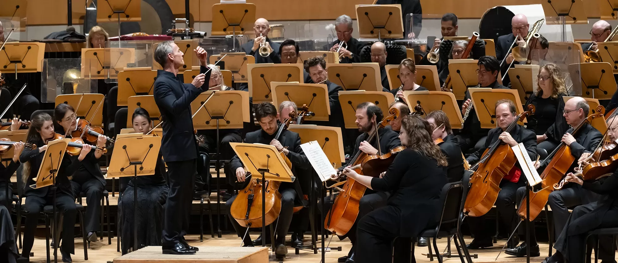 Alexander Shelley conducting Pacific Symphony