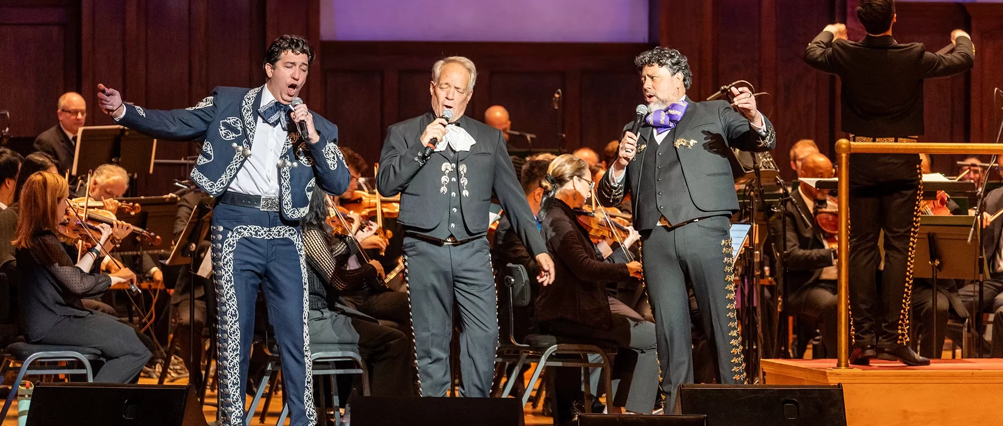 Pacific Symphony Pops conducted by Enrico Lopez-Yañez