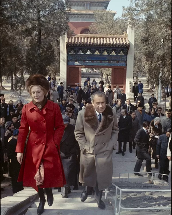 Alexander Shelley conducting the orchestra with lights on their stands