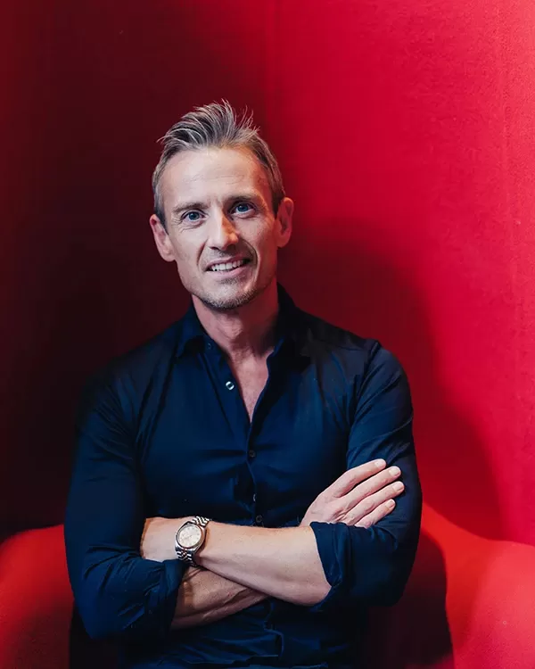 Alexander Shelley with his arms crossed