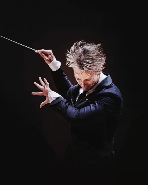 Alexander Shelley conducting with fly8ing hair