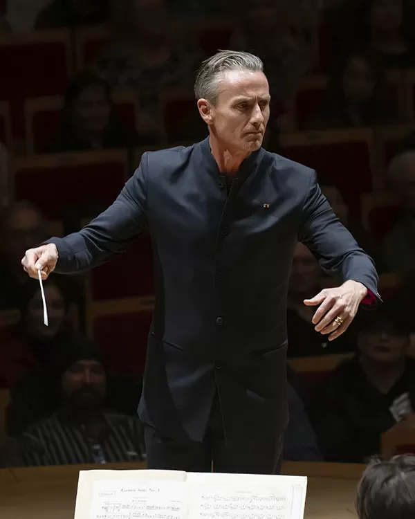 Alexander Shelley holding a baton