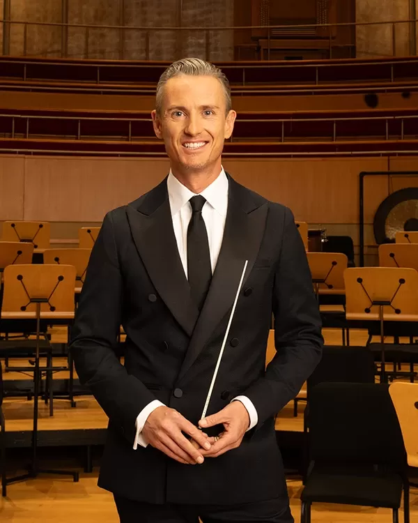 Alexander Shelley in a tux on the concert hall stage